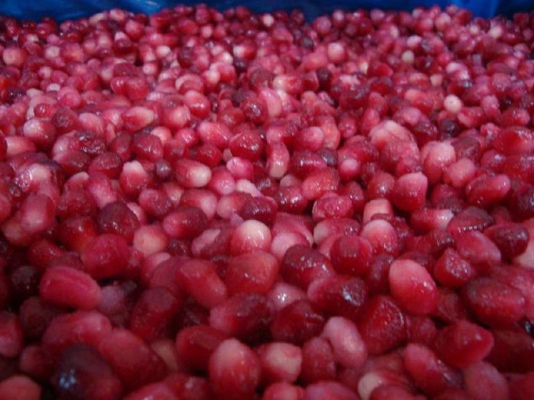 IQF pomegranate kernels, deep red and loose-frozen